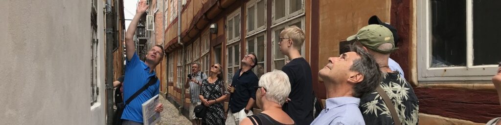 Christian Holm Donatzky fortæller på historisk byvandring i København og Helsingør